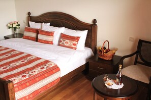 Deluxe Double Room, Balcony (Kars) | Desk, iron/ironing board, free WiFi, bed sheets - Garni HinYard (Yerevan)