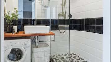 Comfort-Apartment | Badezimmer | Dusche, Haartrockner, Handtücher, Shampoo