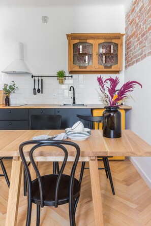 Refrigerador, microondas, placa de cocina, lavavajillas