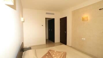 Apartment, 1 Double Bed | Blackout curtains, iron/ironing board, free cots/infant beds, travel cot