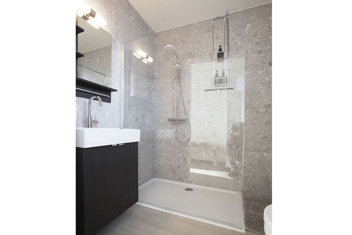 standard double room | 1 bedroom, minibar, individually decorated, individually furnished