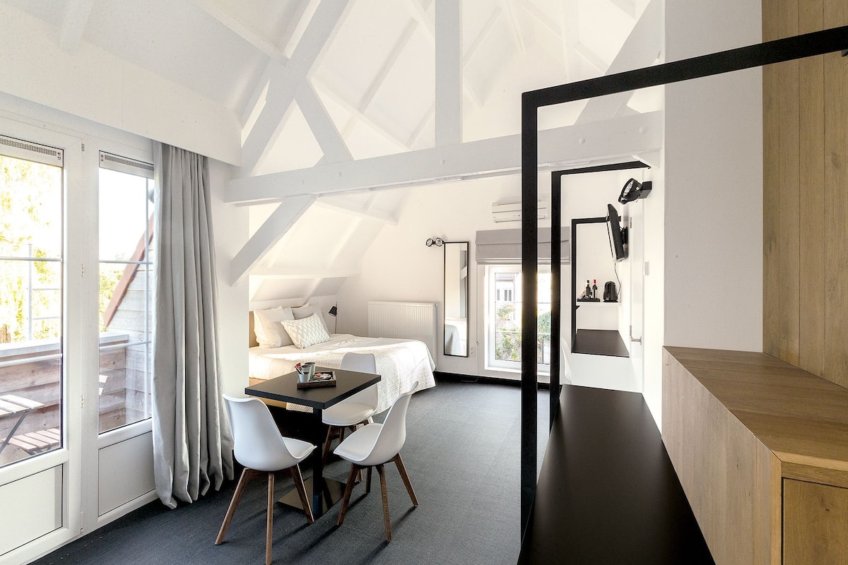 family double room, balcony | 1 bedroom, minibar, individually decorated, individually furnished