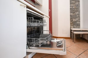 Leilighet, 1 soverom | Safe på rommet, skrivebord, blendingsgardiner og strykejern/-brett