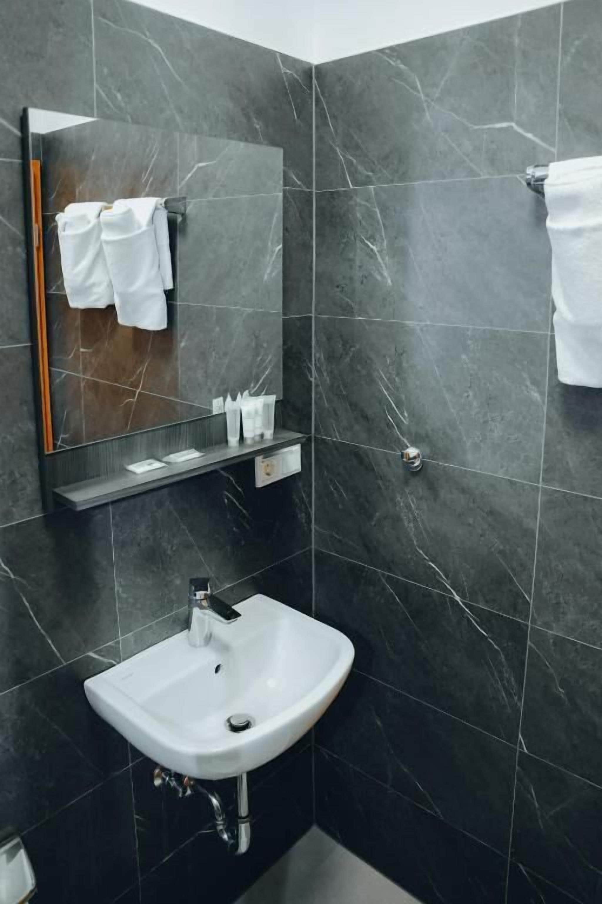 Dusche, kostenlose Toilettenartikel, Haartrockner, Handtücher