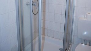 Dusj, toalettartikler (inkludert), hårføner og håndklær