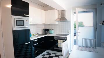 Studio Apartment Ibiza | Dapur pribadi | Lemari es, microwave, kompor, dan mesin pembuat kopi/teh