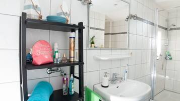 Studio Apartment Ibiza | Wastafel kamar mandi