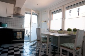 Studio Apartment Ibiza | Cuisine privée | Réfrigérateur, four à micro-ondes, surface de cuisson, cafetière-théière