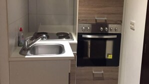 Basic Single Room | Private kitchen