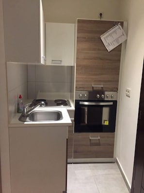 Refrigerador, horno, placa de cocina, utensilios de cocina