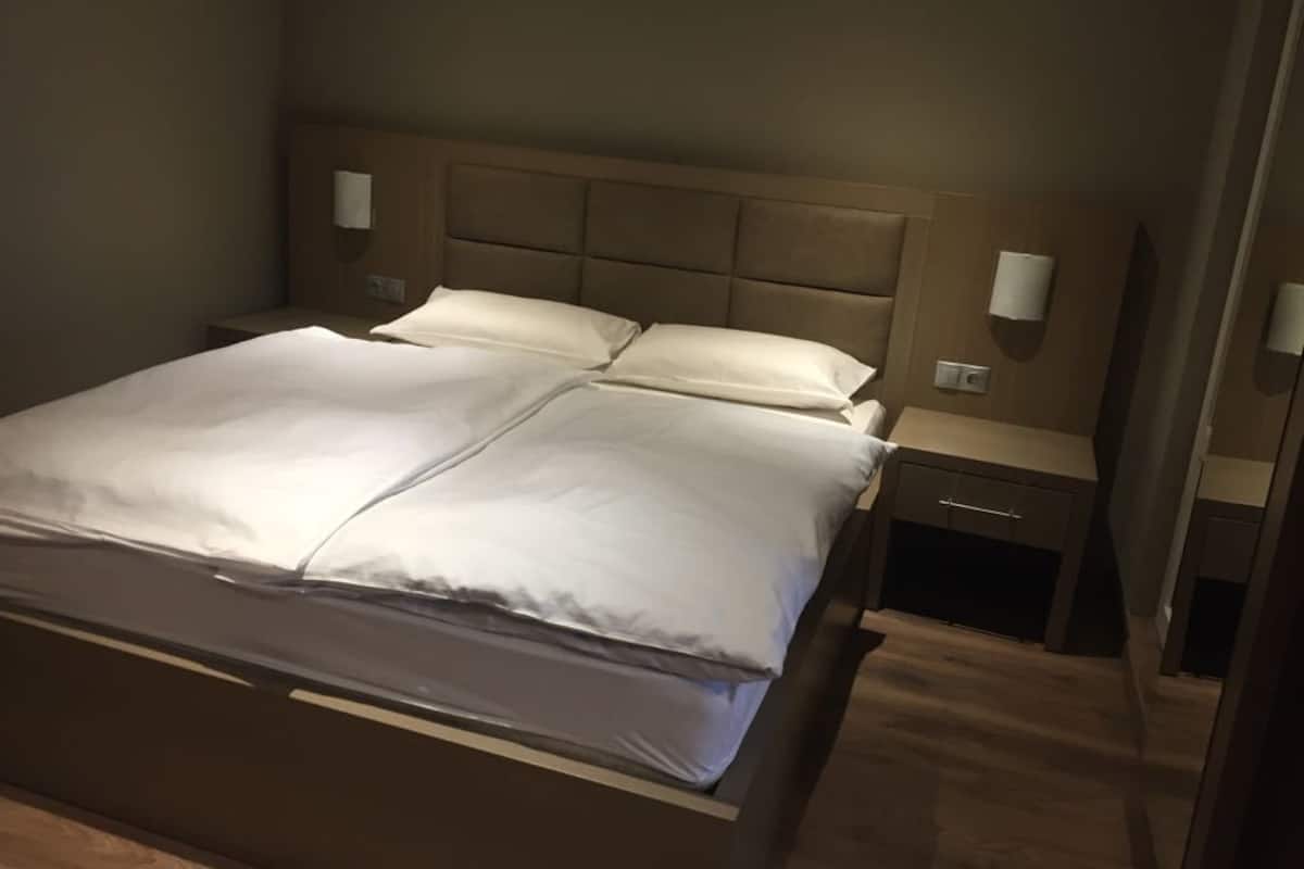 Basic Apartment | Desk, free WiFi, bed sheets
