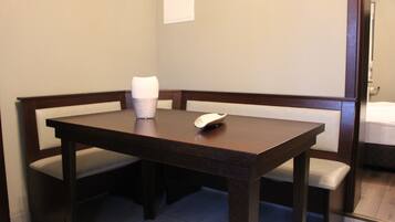 Repas dans la chambre