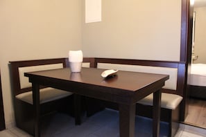 In-room dining - Main Appartments Frankfurt Airport (Kelsterbach)