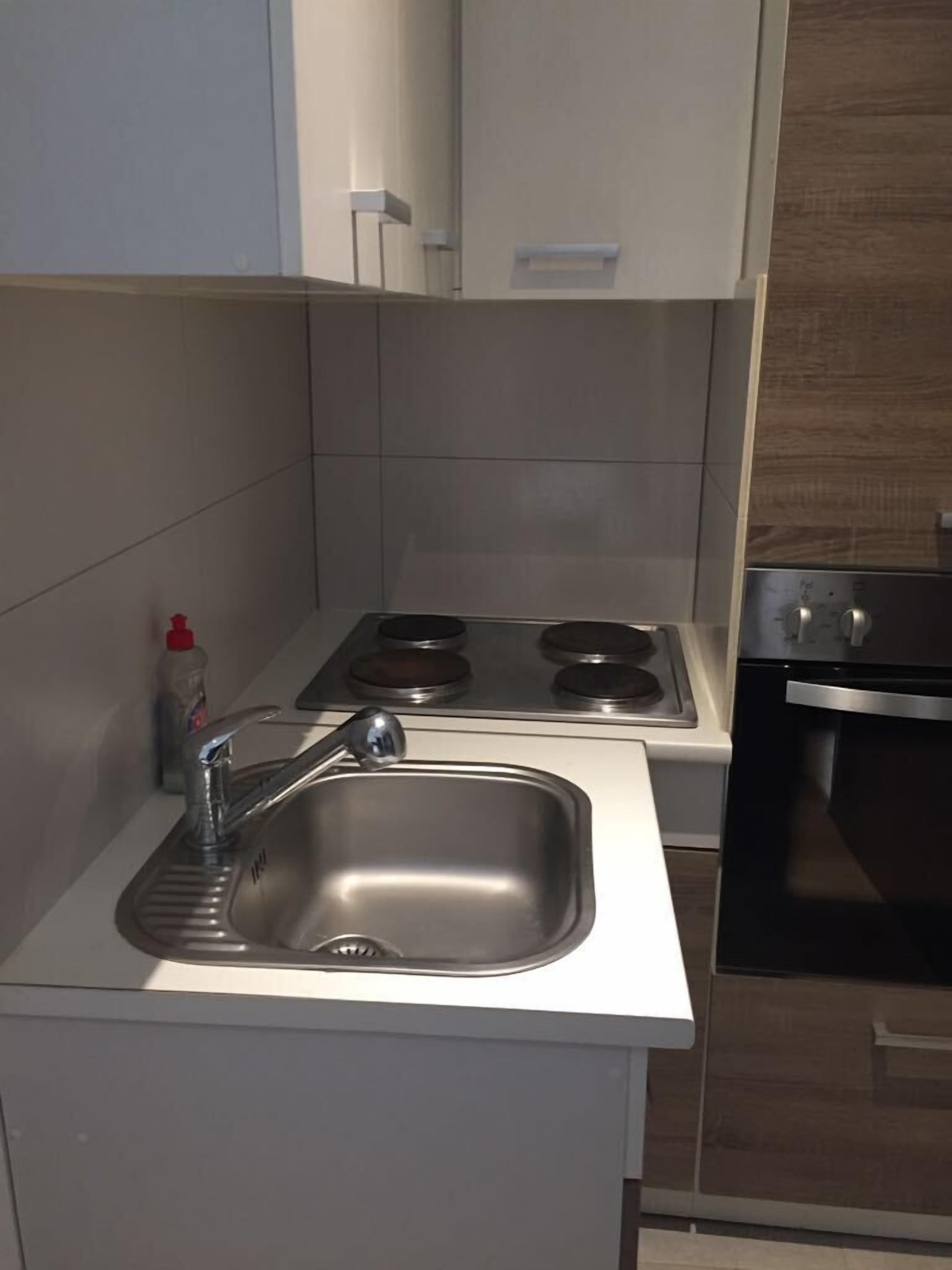 Chambre simple de base | Cuisinette privée | Réfrigérateur, un four, surface de cuisson, vaisselle et ustensiles