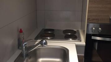 Chambre simple de base | Cuisinette privée | Réfrigérateur, un four, surface de cuisson, vaisselle et ustensiles