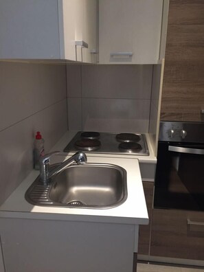 Basic Single Room | Private kitchenette | Fridge, oven, stovetop, cookware/dishes/utensils - Main Appartments Frankfurt Airport (Kelsterbach)