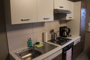 Kühlschrank, Ofen, Herdplatte, Kochgeschirr/Geschirr/Besteck