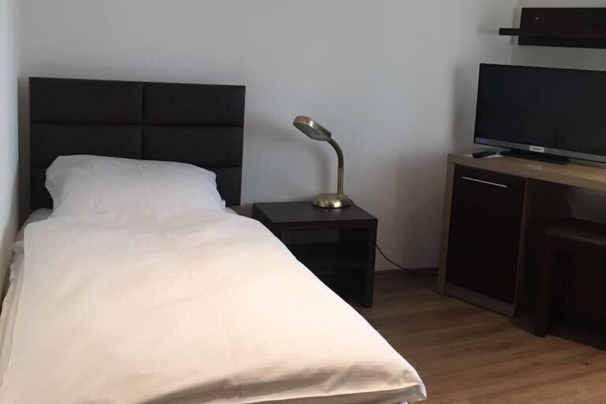 Basic Single Room | Desk, free WiFi, bed sheets