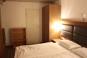 Escritorio, wifi gratis y ropa de cama 