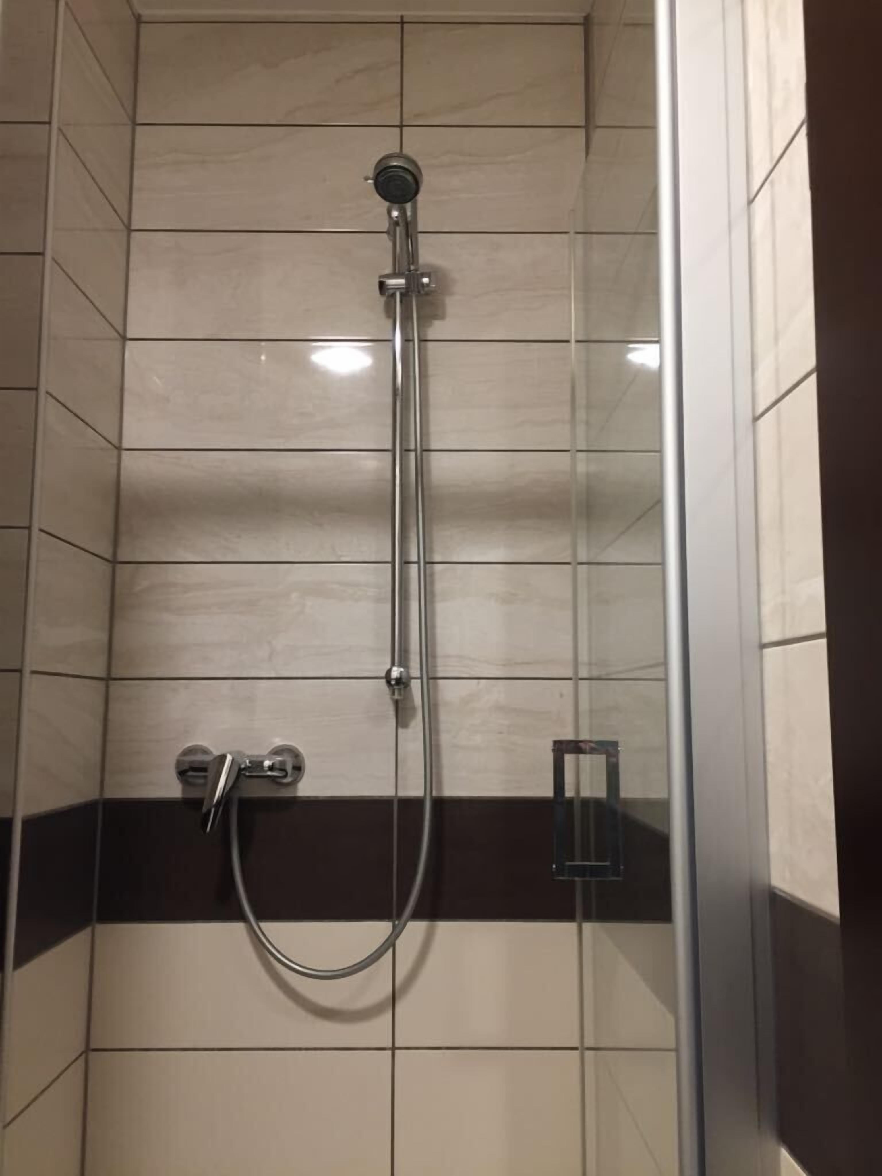 Basic-Apartment | Dusche im Bad