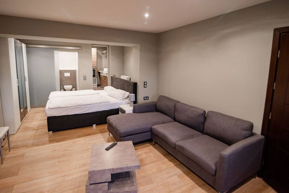 Escritorio, wifi gratis y ropa de cama