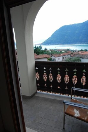 A balcony with a view of a coastal town and a mountain. - Albergo Ristorante Orazio (Sale Marasino)