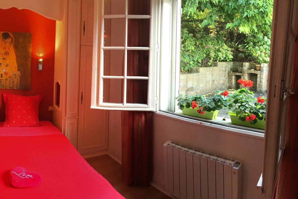 Double Room (Romantique) | Individually decorated, individually furnished, free WiFi, bed sheets