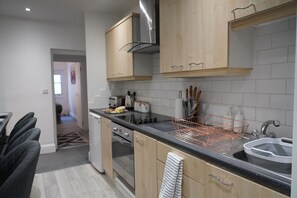 Apartment, Private Bathroom | Private kitchen - Camden Reach 3 Bedroom Apartment (London)