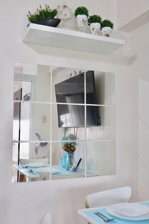 Lägenhet Standard - 1 queensize-säng - utsikt mot staden | Vardagsrum | 50-tums platt-tv med kabelkanaler, smart-tv och Netflix