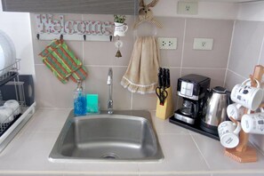 Lägenhet Standard - 1 queensize-säng - utsikt mot staden | Eget kök | Stort kylskåp, mikrovågsugn, vattenkokare och riskokare