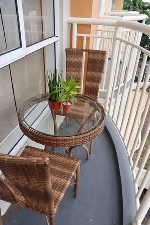 Lägenhet Standard - 1 queensize-säng - utsikt mot staden | Balkong