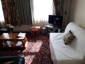 Living area - House with a garden in Arnos Grove (London)