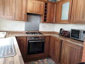 Casa, 2 habitaciones, para no fumadores | Cocina privada | Refrigerador con congelador, microondas, horno y parrilla de estufa 
