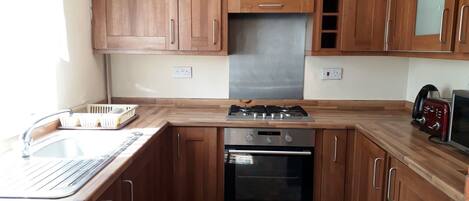 Huis, 2 slaapkamers, niet-roken | Privékeuken | Een koelkast met diepvriezer, een microgolfoven, een oven, een kookplaat