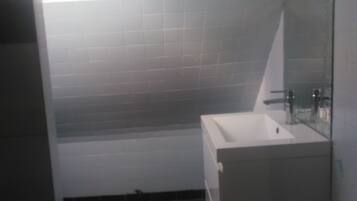 Habitación clásica doble, 4 habitaciones, baño compartido | Lavabo del cuarto de baño