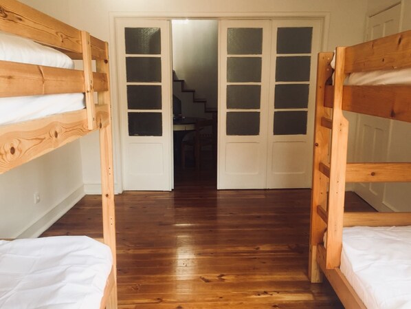 Free WiFi, bed sheets - Hostel Triúno (Lisbon)