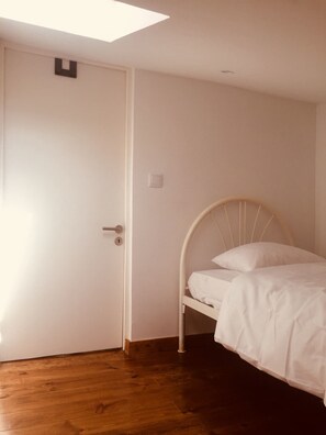 Free WiFi, bed sheets - Hostel Triúno (Lisbon)