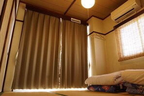Kamar Tradisional (Japanese Style, For 2 People) | Wi-Fi gratis dan seprai linen
