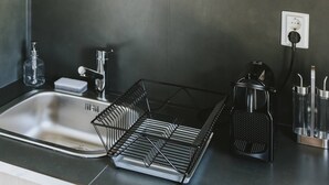 A modern kitchen with a microwave, a coffee maker, and a sink. - Lugar nas Estrelas (Covilhã)