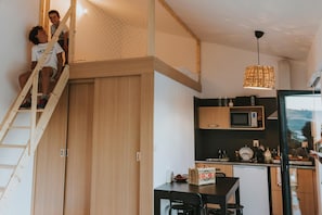 Family Studio Suite, 1 Bedroom, Kitchenette, Garden Area | Private kitchen | Fridge, microwave, stovetop, espresso maker - Lugar nas Estrelas (Covilhã)