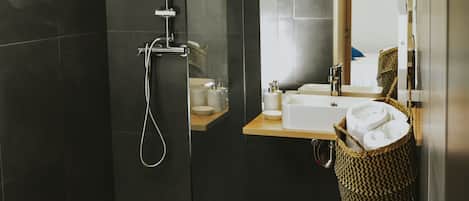Suite Studio Familiale, 1 chambre, coin cuisine, cÎté jardin | Salle de bain | Douche, articles de toilette gratuits, sÚche-cheveux