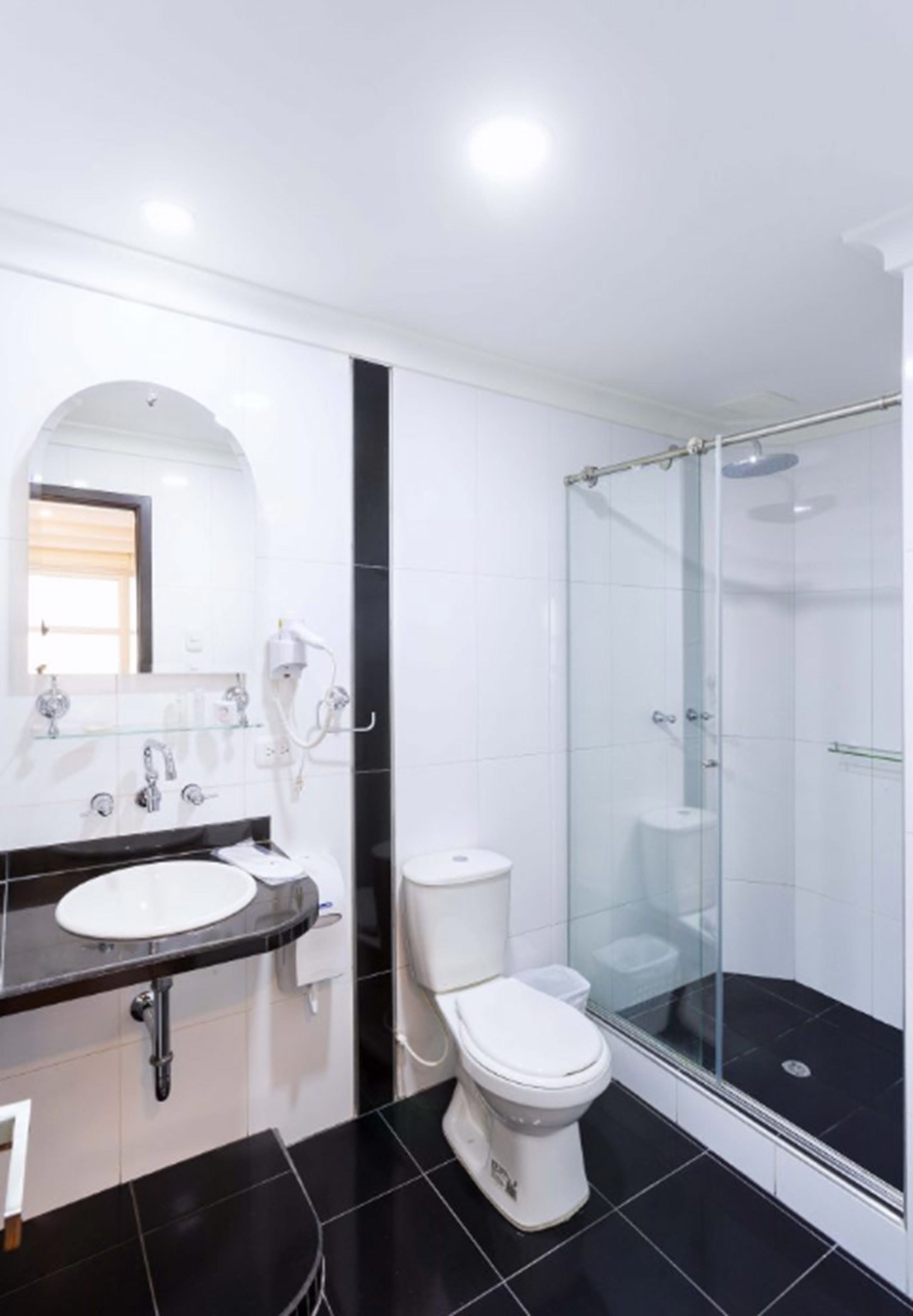 Douche, articles de toilette gratuits, serviettes fournies