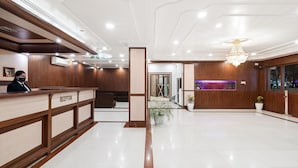 Un hall d'hôtel comprenant un comptoir d'accueil, un lustre, un guichet d'accueil, un espace d'accueil, un bureau de réception, un espace d'accueil, un bureau de réception, un espace d'accueil, un bureau de réception, un espace d'accueil, un bureau de réception, un espace d'accueil, un bureau de réception, un espace d'accueil, un bureau de réception, un espace d'accueil, un bureau de réception, un espace d'accueil, un bureau de réception, un espace d'accueil, un bureau de réception, un espace d'accueil, un bureau de réception, un espace d'accueil, un bureau de réception, un espace d'accueil, un bureau de réception, un espace d'accueil, un bureau de réception, un espace d'accueil, un bureau de réception, un espace d'accueil, un bureau de réception, un espace d'accueil, un bureau de réception, un espace d'accueil, un bureau de réception, un espace d'accueil, un bureau de réception, un espace d'accueil, un bureau de réception, un espace d'accueil, un
