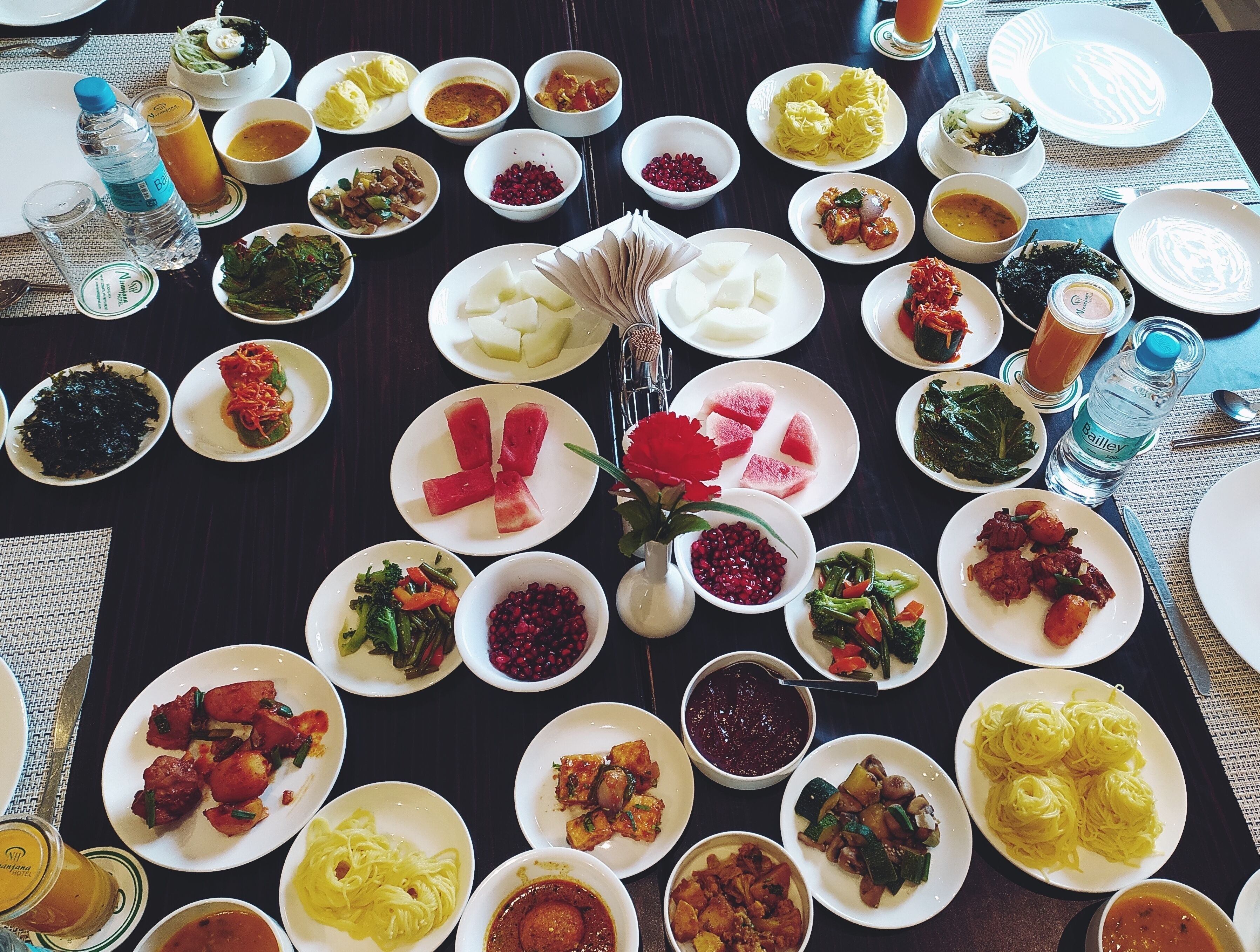 Ein Tisch, reichhaltig gedeckt mit Speisen und Getränken, vermutlich für eine Mahlzeit.