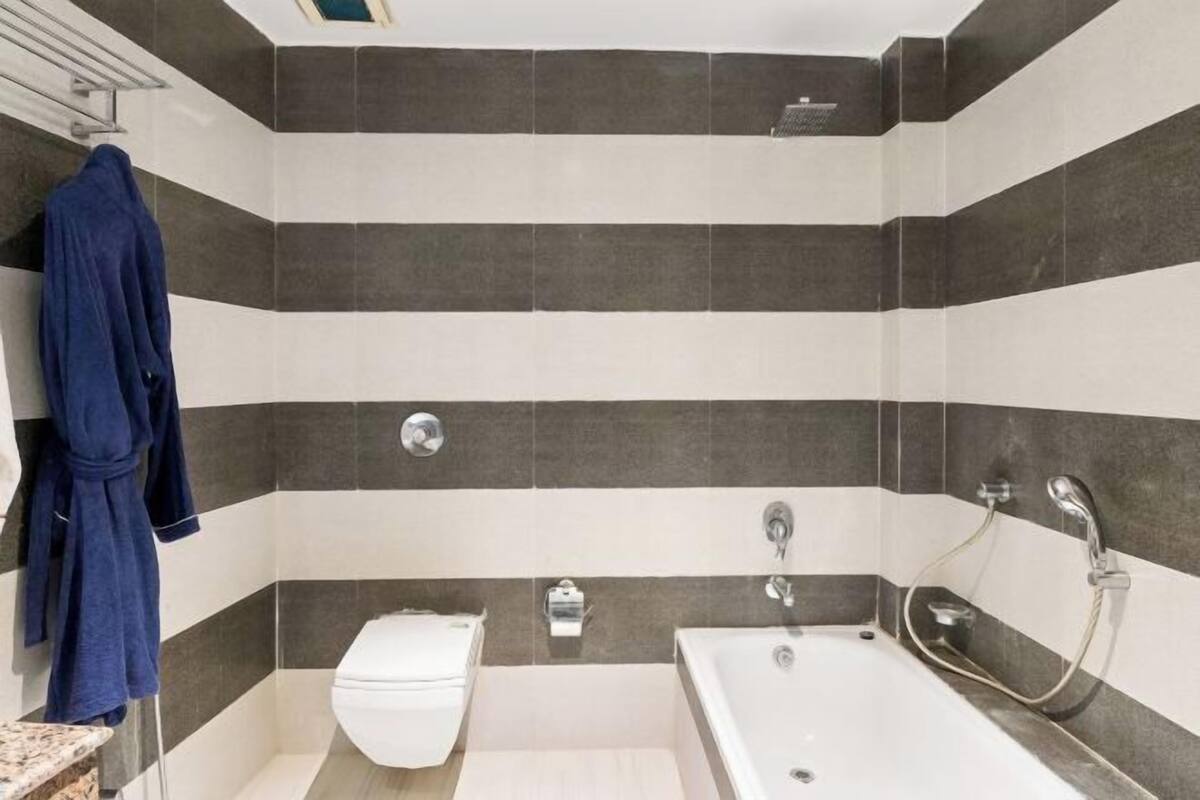Bagno | Vasca con acqua sorgiva, soffione a pioggia, set di cortesia gratuito