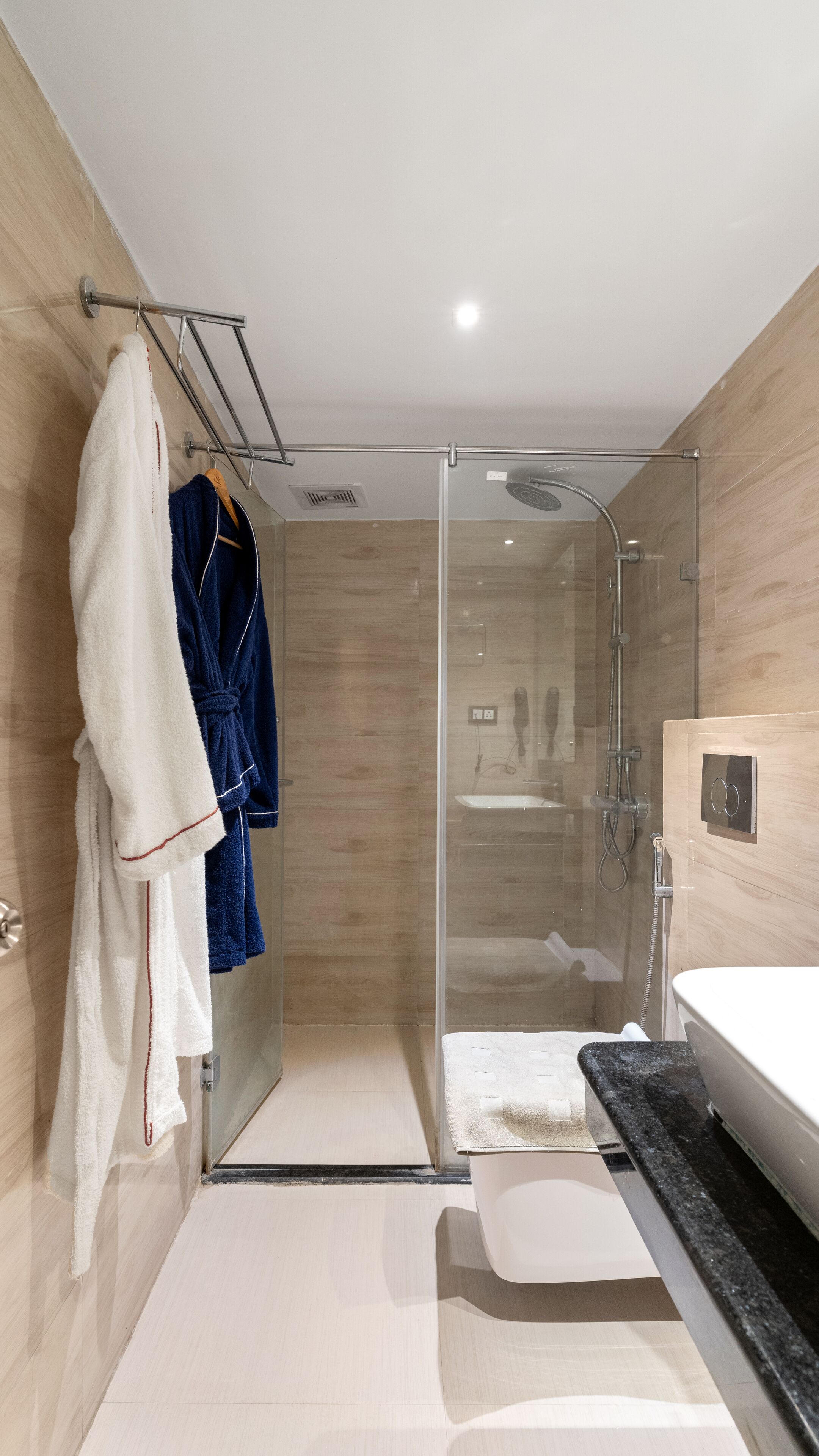 Chambre Double Premium, 1 chambre, vue ville | Salle de bain | Baignoire d'eau douce, douche à « effet pluie »
