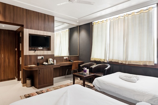 Dobbelt- eller tomannsrom – deluxe, 2 queensize-senger, ikke-røyk | 1 soverom, sengetøy av topp kvalitet, minibar og safe på rommet