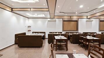 Se sirven desayunos, comidas, cenas y cocina asiática