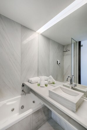 Komfortbadewanne, kostenlose Toilettenartikel, Haartrockner, Bidet