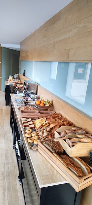 Café da manhã com buffet todos os dias mediante uma taxa